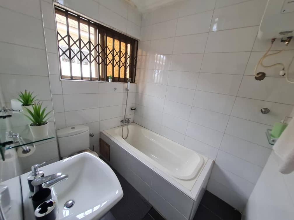 Nesta Barron -Home Away From Home North Legon Екстер'єр фото