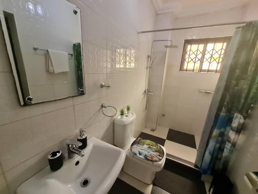 Nesta Barron -Home Away From Home North Legon Номер фото