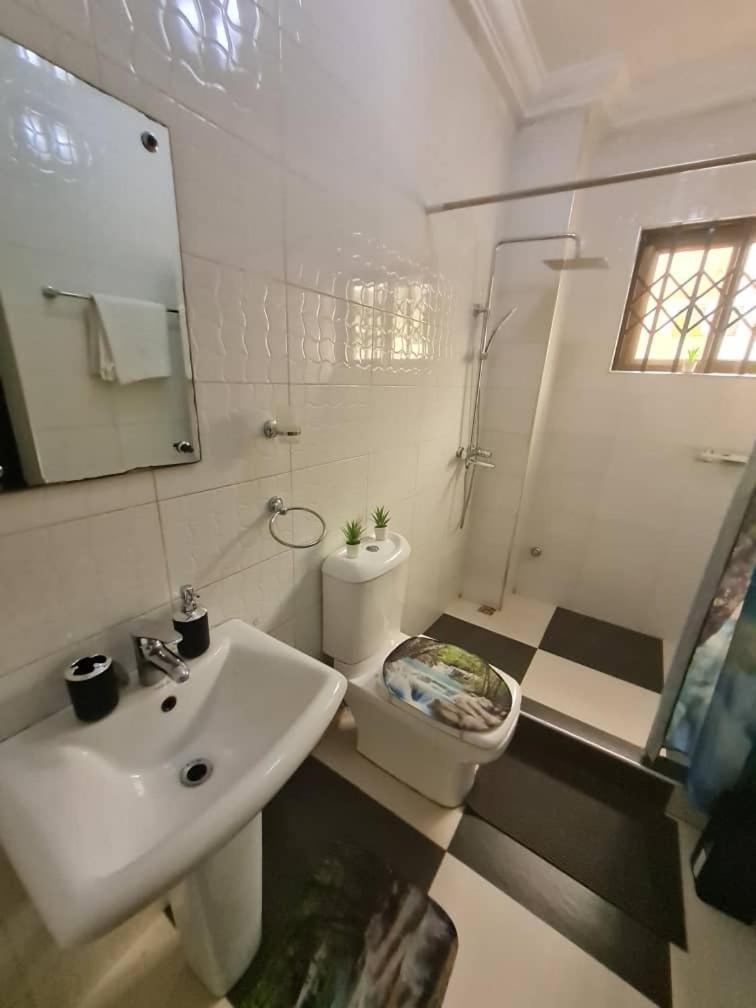 Nesta Barron -Home Away From Home North Legon Номер фото