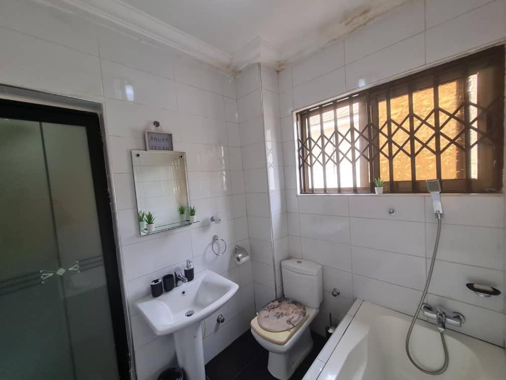 Nesta Barron -Home Away From Home North Legon Номер фото